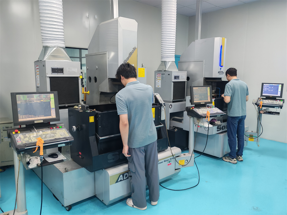 車間現(xiàn)場 日本沙迪克放電機(jī)4臺(tái)清角R0.01MM以下